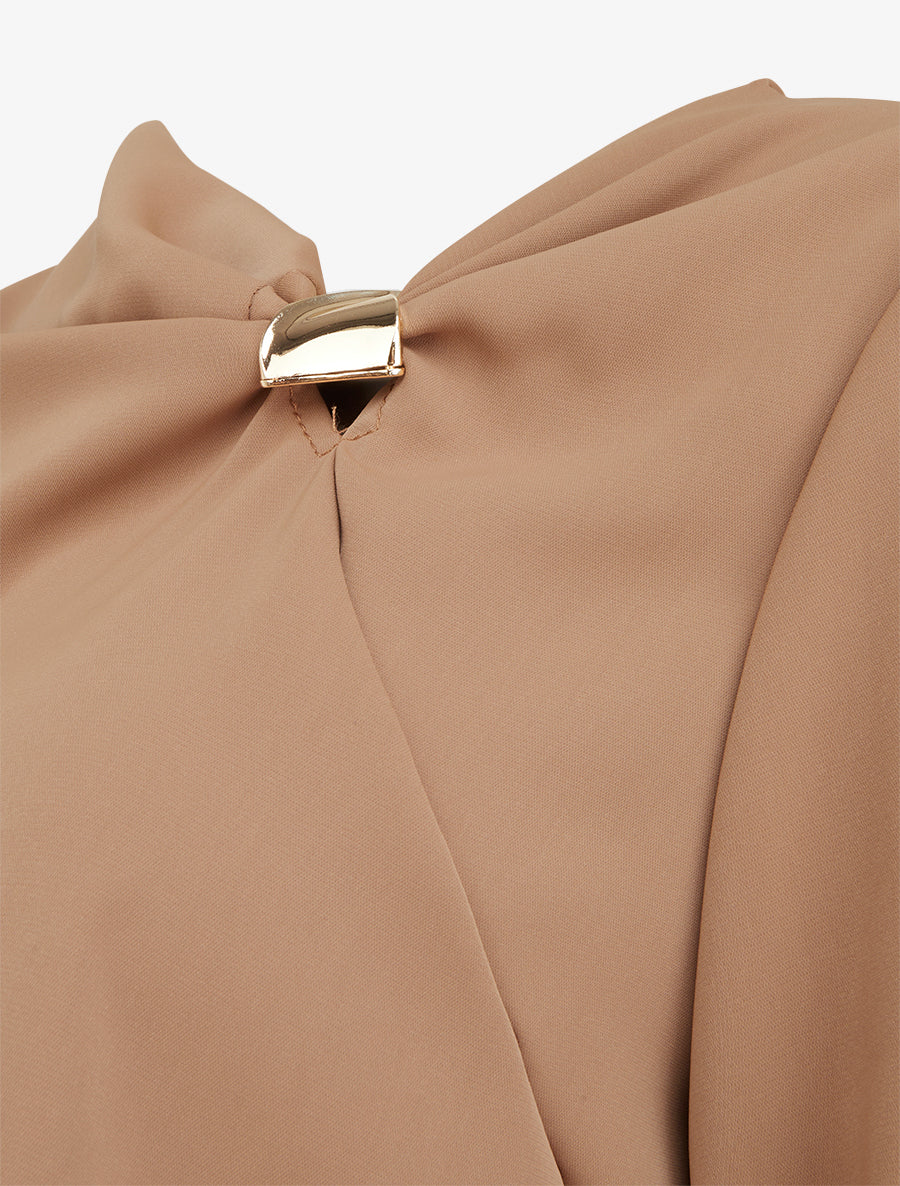 Top fluide à col asymétrique et bijoux doré - Taupe - 3