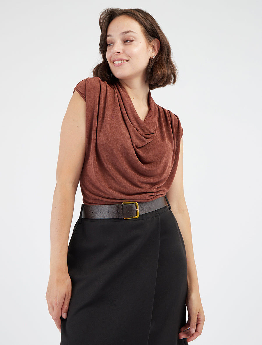 Mouwloze top met watervalhalslijn. - Bruin