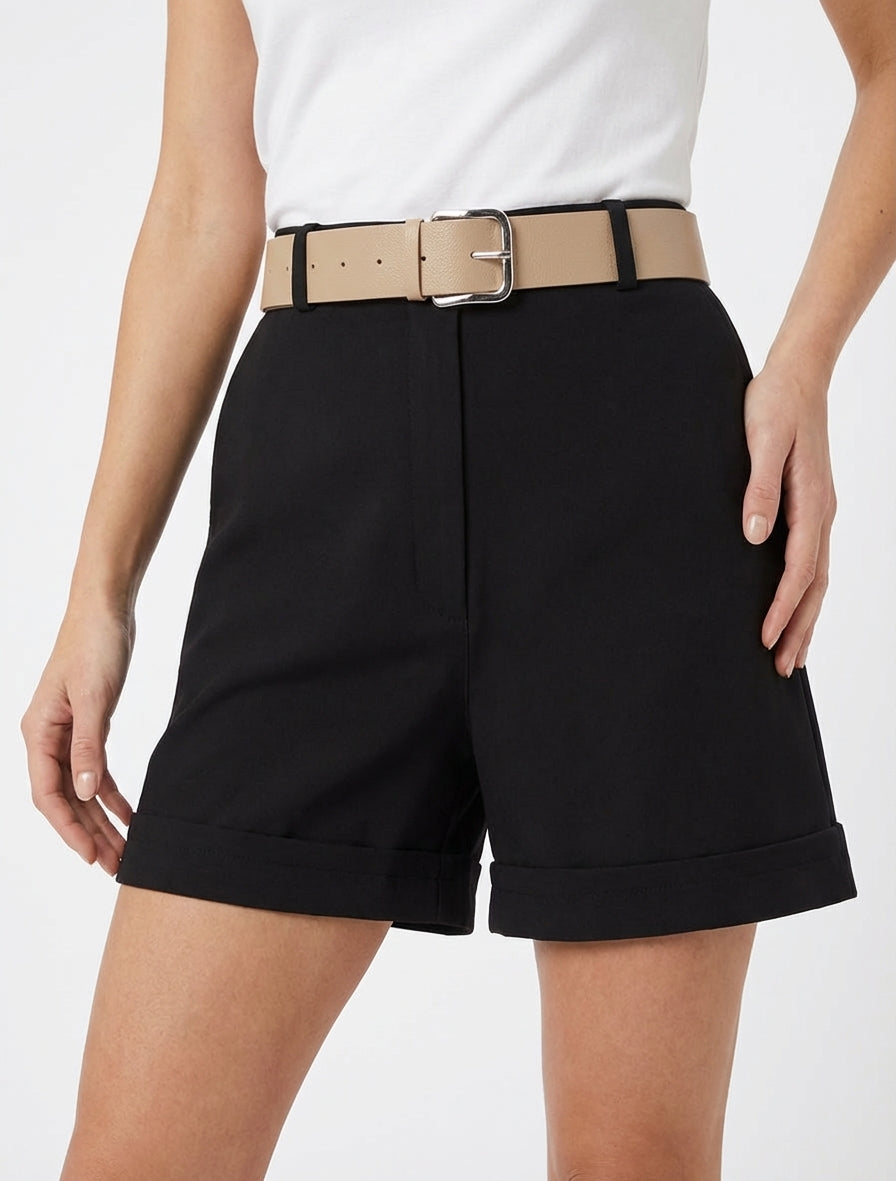 Short uni à ourlet et ceinturé - Noir