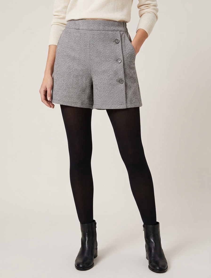 Hoog getailleerde vilten short met decoratieve knopen. - Grijs