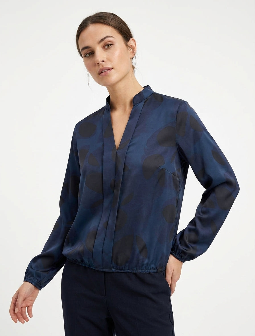 Satijnen top met V-hals en fantasieprint - Marine
