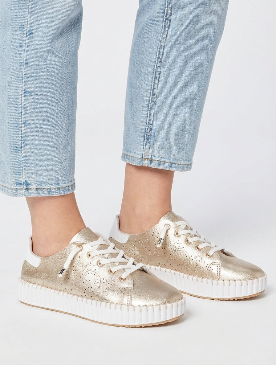 Zachte sneakers met opengewerkte patronen - Goud
