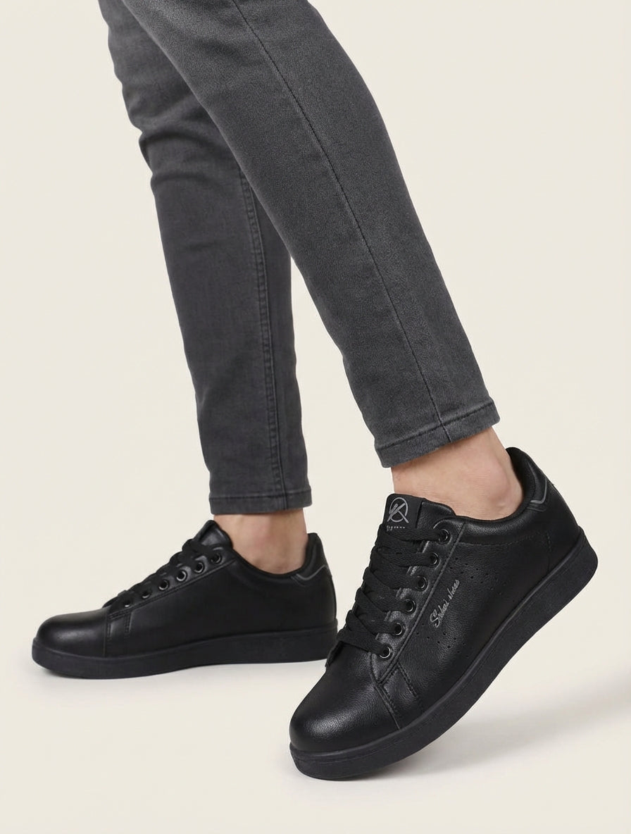 Sneakers van imitatieleer met geborduurde inscriptie - Zwart