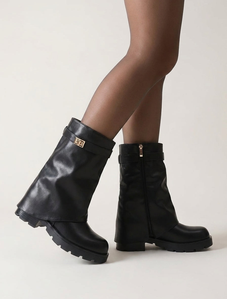 Bottines renversées à sangle et bijou - Noir
