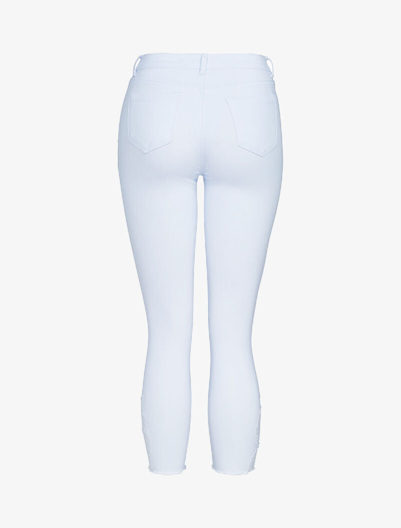 Jean 7/8 met gescheurde knieën en versleten details - wit