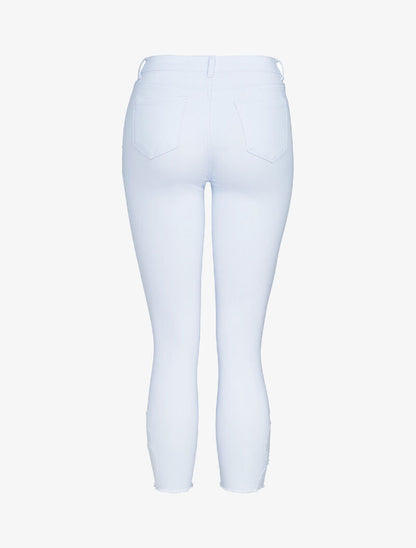 Jean 7/8 met gescheurde knieën en versleten details - wit