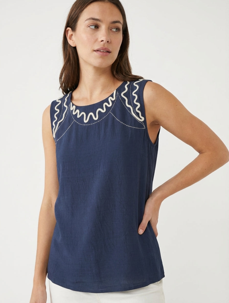 Top met golvende borduursels. - Marine