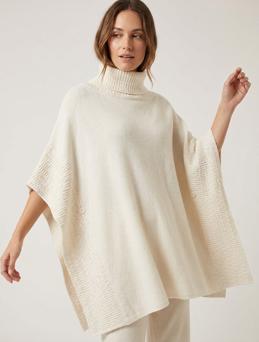 Ruime poncho met coltrui in fantasietricot. - Ecru