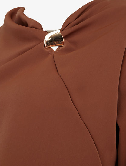 Top fluide à col asymétrique et bijoux doré - Marron - 3
