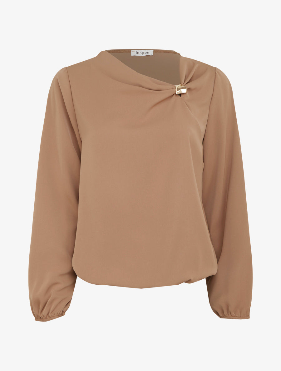 Top fluide à col asymétrique et bijoux doré - Taupe - 1