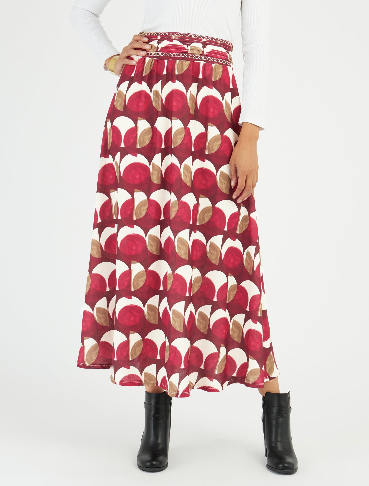 Lange rok met abstracte print en geborduurd detail. - Wijnrood