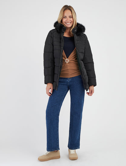 Gewatteerde jas met ceintuur en capuchon van imitatiebont. - Zwart