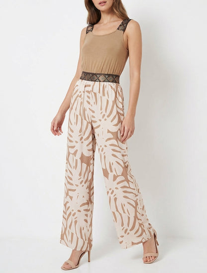Gedessineerde bladeren jumpsuit met glanzende bandjes - Kameel
