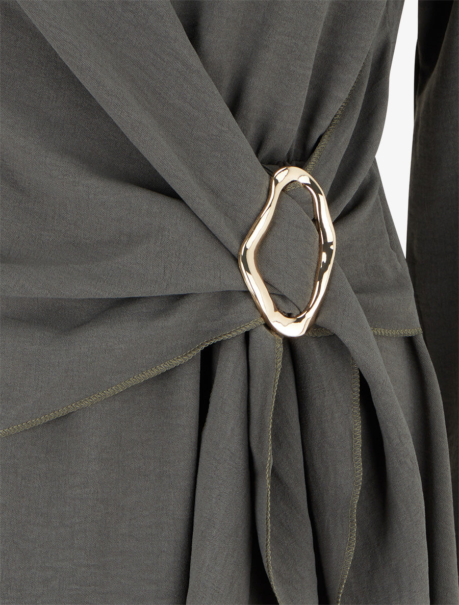 Robe évasée manches longues à pan drapé et bijou - Kaki - 3