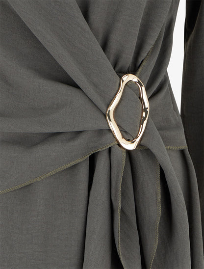 Robe évasée manches longues à pan drapé et bijou - Kaki - 3