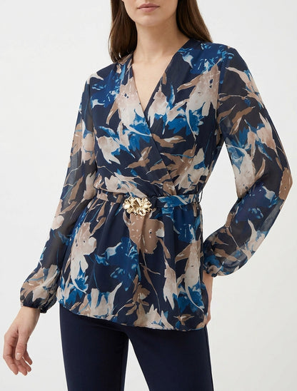 Top overslag met abstracte bloemenprint en bloemjuweel - Marine