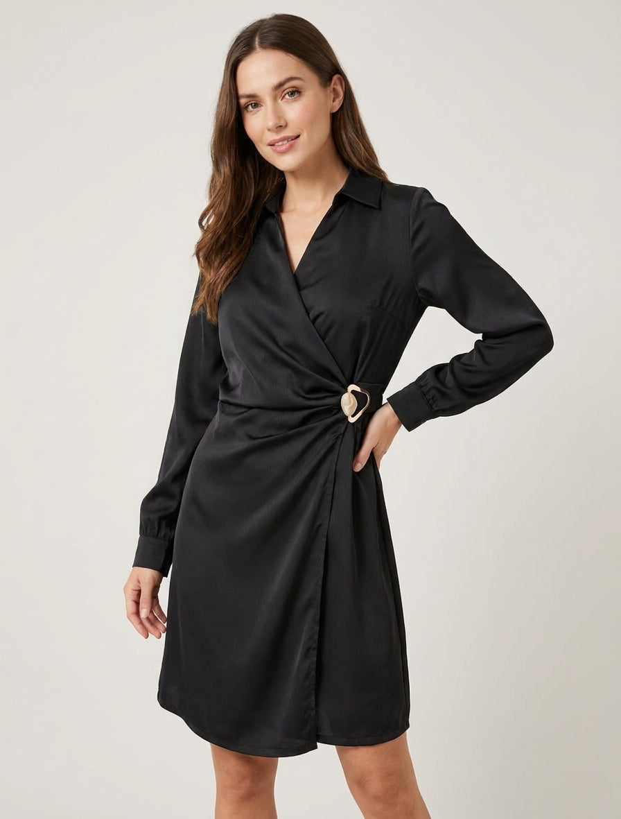 Robe portefeuille satinée à manches longues et bijou - Noir