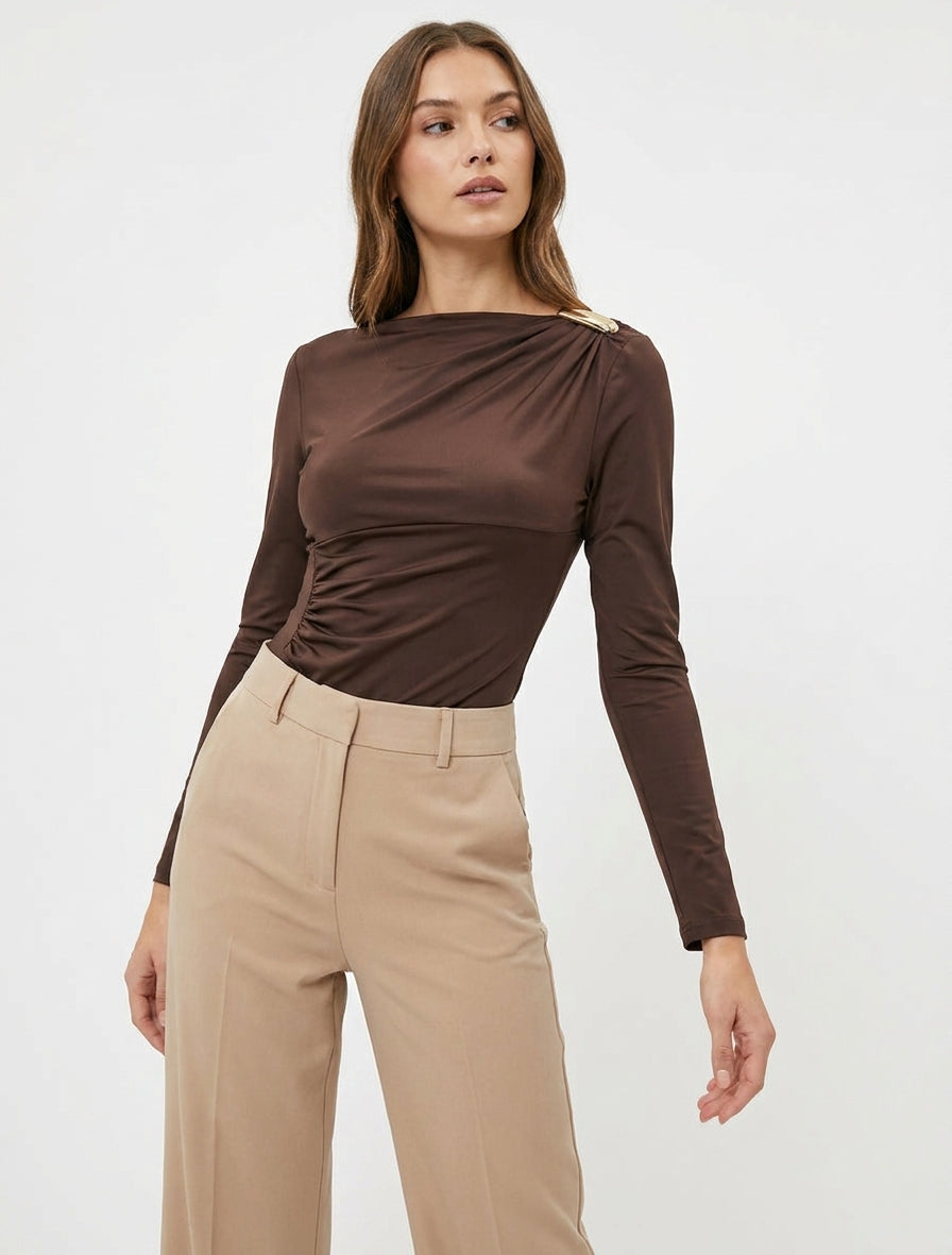 Body satiné à col asymétrique et bijou - Marron