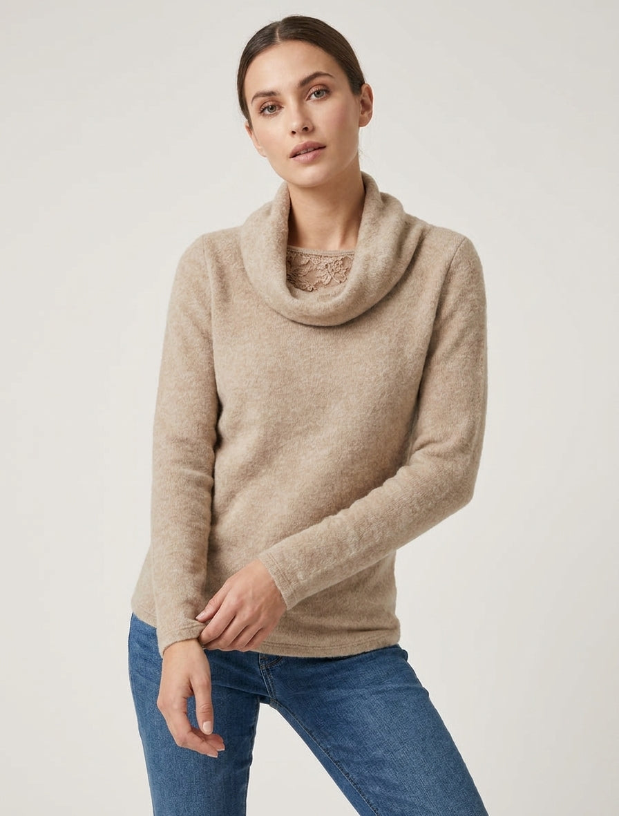 Fluffy trui met watervalhals en kanten inzetstuk - Beige
