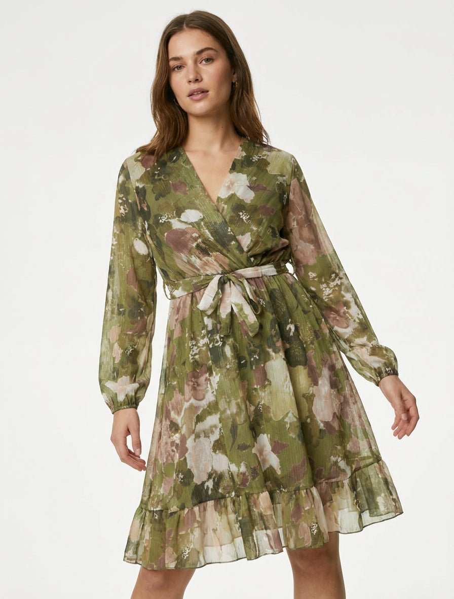 Irise jurk met abstracte bloemenprint en ruches aan de randen. - Kaki