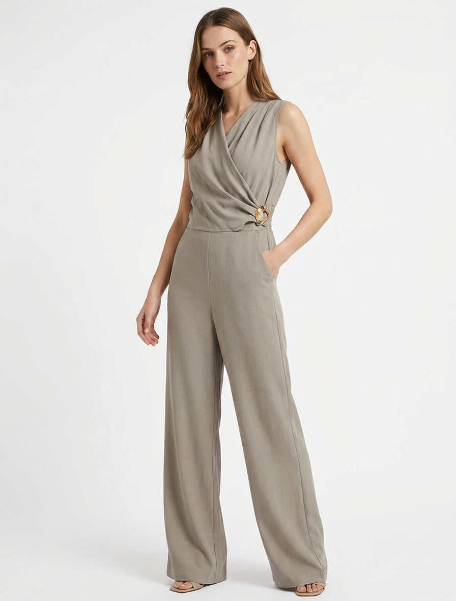 Ruime jumpsuit met overslagkraag, drapeereffect en sieraad. - Mol