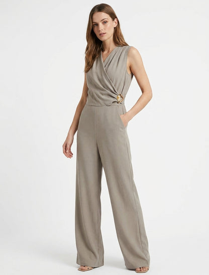 Ruime jumpsuit met overslagkraag, drapeereffect en sieraad. - Mol