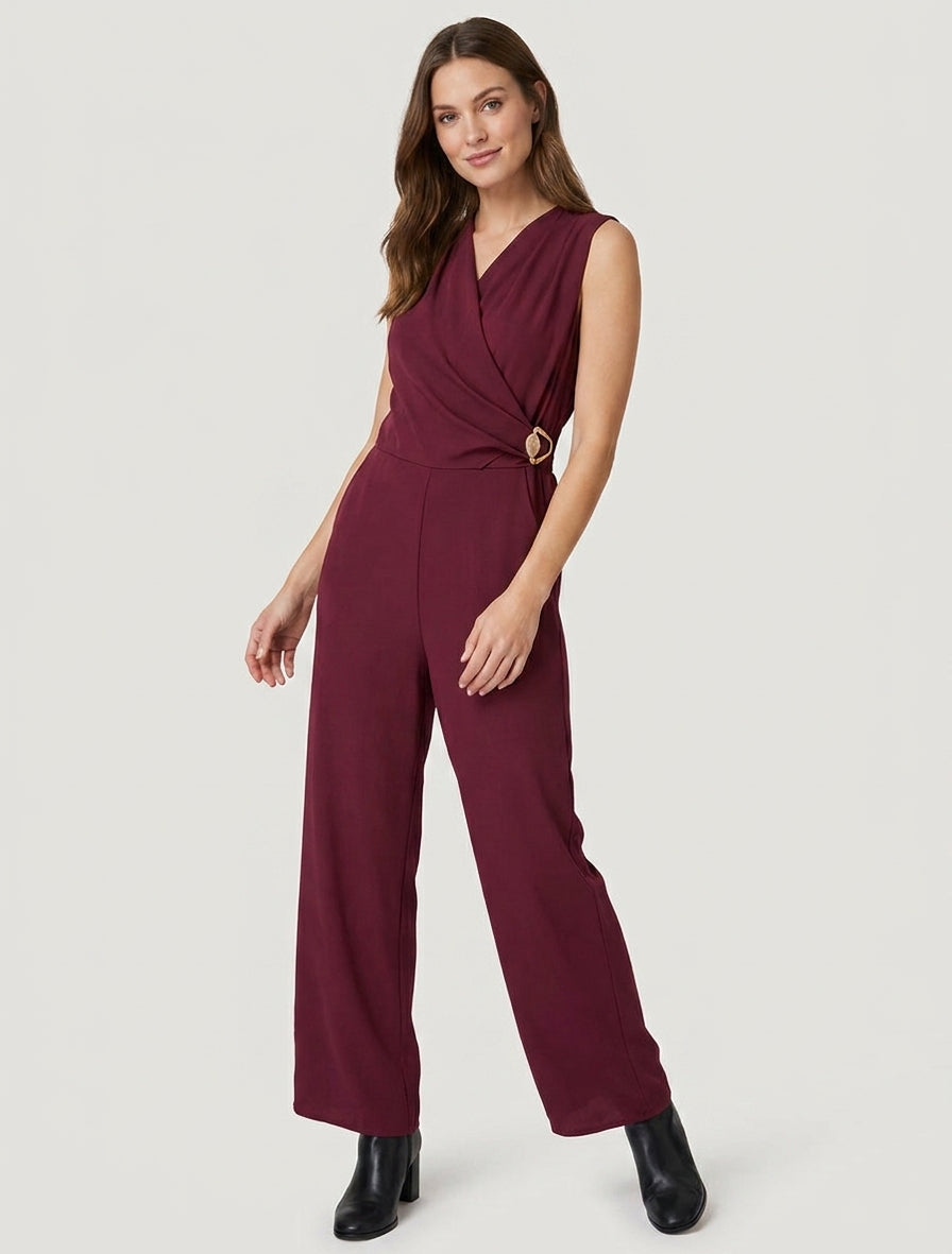 Ruime jumpsuit met overslagkraag, drapeereffect en sieraad. - Wijnrood