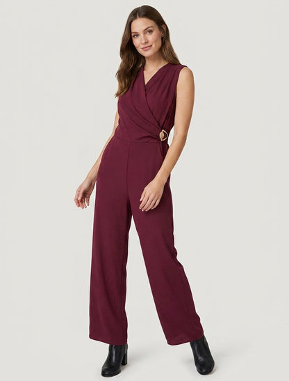 Ruime jumpsuit met overslagkraag, drapeereffect en sieraad. - Wijnrood