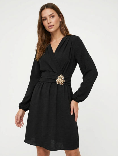 Robe à col cache-coeur et bijou martelé - Noir