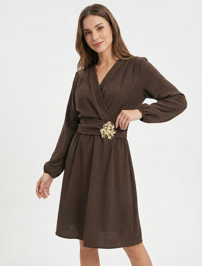 Robe à col cache-coeur et bijou martelé - Marron