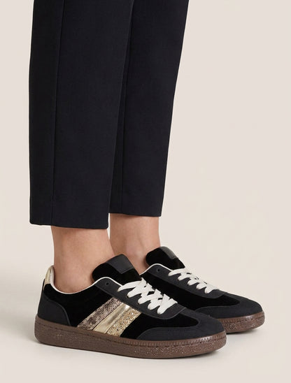 Sneakers met fluwelen inzetstukken en gestructureerde zool. - Zwart