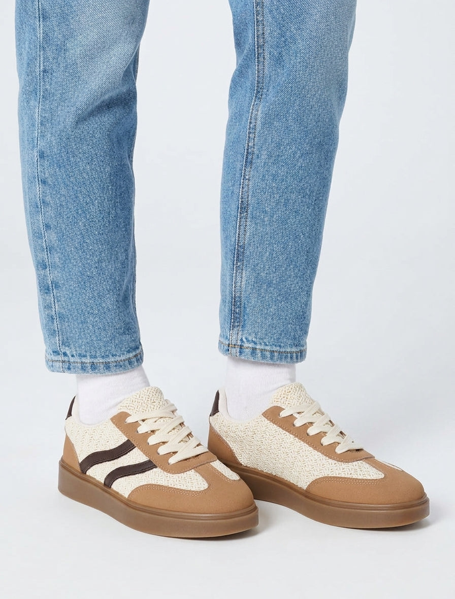 Gehaakte sneakers met contrasterende strepen - Kameel