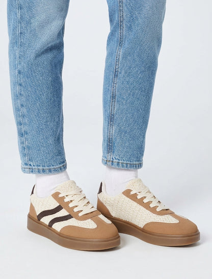 Gehaakte sneakers met contrasterende strepen - Kameel