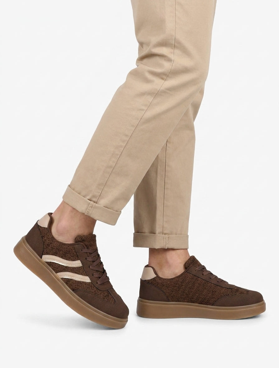 Gehaakte sneakers met contrasterende strepen - Bruin