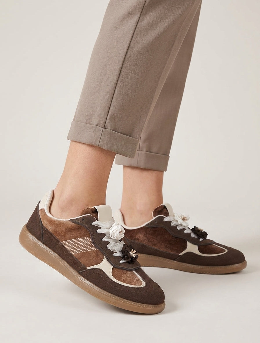 Sneakers met fluwelen inzetstukken - Chocolade