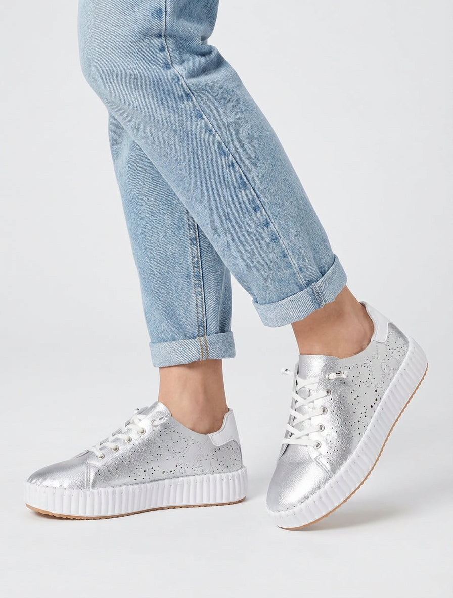 Zachte sneakers met opengewerkte patronen - Geld