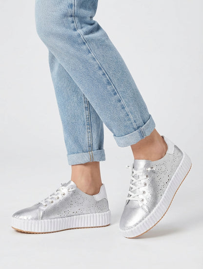 Zachte sneakers met opengewerkte patronen - Geld