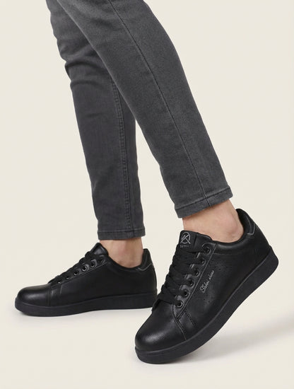 Sneakers van imitatieleer met geborduurde inscriptie - Zwart