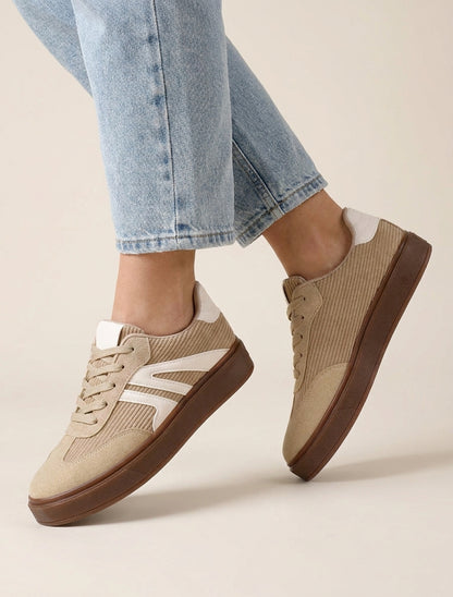 Sneakers met inzetstukken van stof en contrasterende banden. - Mol