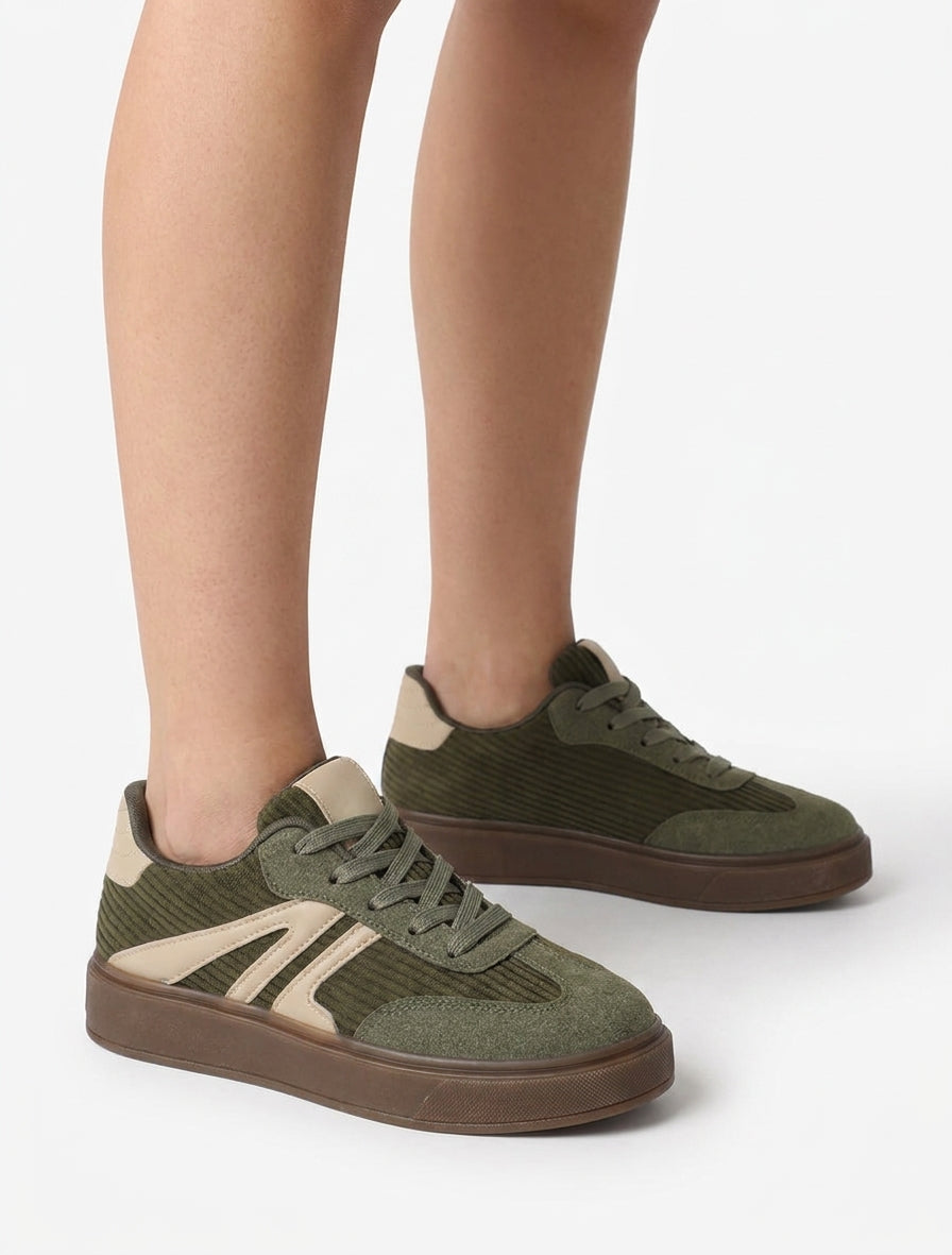 Sneakers met inzetstukken van stof en contrasterende banden. - Kaki