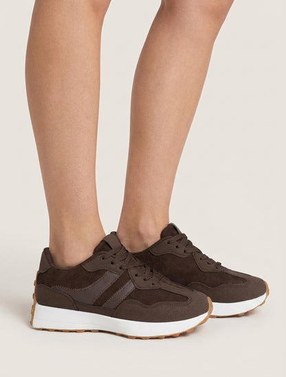 Sneakers van nubuck-effect met contrasterende strepen - Bruin