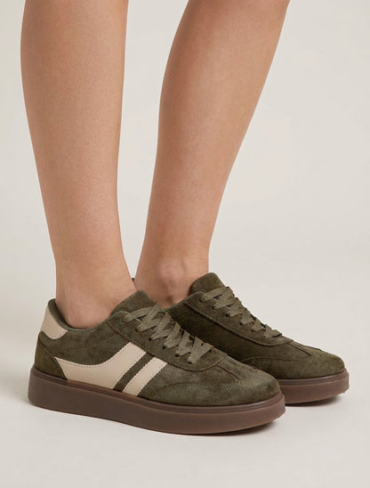 Suède sneakers met imitatieleren strepen - Kaki