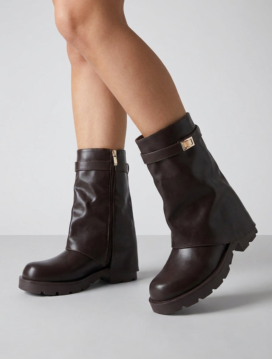 Bottines renversées à sangle et bijou - Chocolat