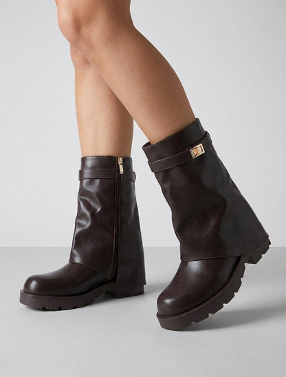 Bottines renversées à sangle et bijou - Chocolat
