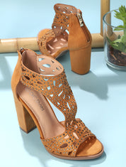 Sandales en suédine à talons ajourées et à strass - Camel - 1