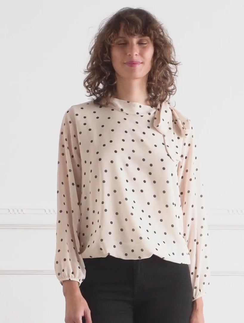 Gestippelde top met lavallièrekraag - Beige
